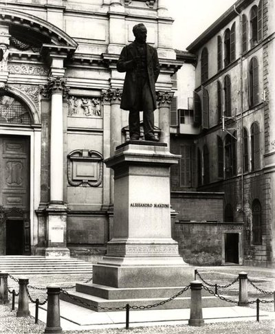 アレッサンドロ・マンゾーニ(1785-1873)の記念碑(ブロンズ) (白黒写真) 作： School Italian