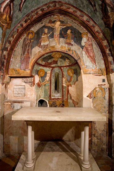 聖フランソワの師によるフレスコ画が描かれた後陣装飾の眺め（13世紀）。Cappella di San Gregorio (Chapel of St. Gregoire) イタリア、スビアコ（ローマ）の聖ベネデット（サクロ・スペコ）修道院 作： School Italian