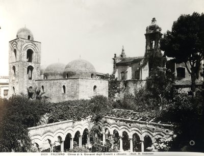 シチリア王ロジャー2世（d.1154）によって1132-48年に建設された教会の東端と、13世紀に建設された回廊の眺め（モノクロ写真）。 作： School Italian