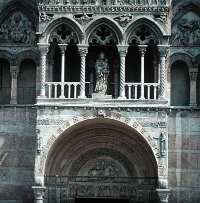 1130年代に建設され、15世紀に完成した西ファサード（写真）（詳細 作： School Italian