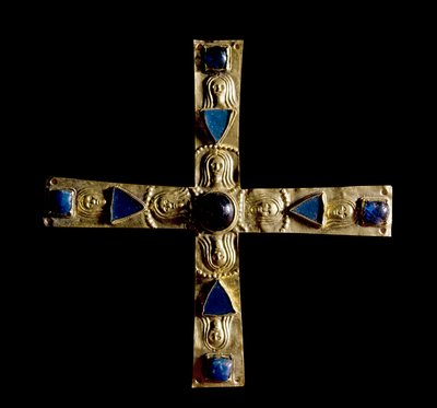 中世の考古学（Middle Ages）。ロンバルディア州の蛮族の芸術。ジスルフォの十字架、半貴石入りの凸凹金箔、ペトレ・アンカッセ。7世紀のロンバルディアの巨匠の作品。高さ：11cmイタリア、チヴィダーレ・デル・フリウリ、アルケオ博物館 作： School Lombard