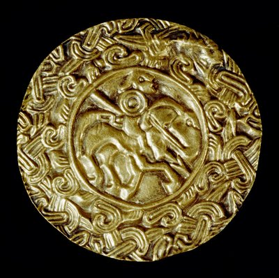 中世の考古学（Middle Ages）。ロンバルディア州の蛮族の芸術：金の円盤。中央には槍を持った馬上の聖人が、周囲には動物のモチーフが描かれています。ロンバルディア美術、600年頃。薄さ：47cm イタリア、チヴィダーレ・デル・フリウリ、考古学博物館 作： School Lombard