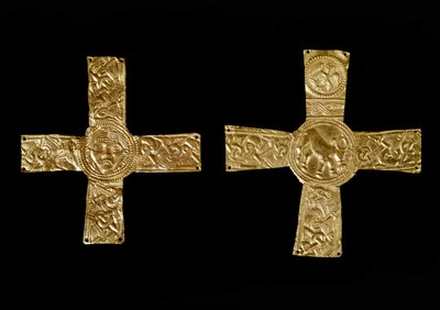 中世の考古学（Middle Ages）。ロンバルディアの蛮族芸術：金箔の胸部十字架。7世紀のロンバルディア美術イタリア、チヴィダーレ・デル・フリウリ、考古学博物館 作： School Lombard