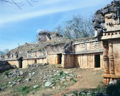 ラブナの宮殿、プウク様式の建物、ユカタン（メキシコ）。マヤ文明。4世紀から10世紀にかけて。 作： R. and Smith Simkin