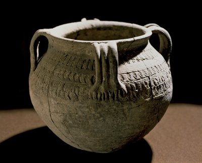 中世の考古学(Middle Ages).ガリアの野蛮人の芸術。切込みを入れた陶器の花瓶。フランス、メロヴィング朝時代、8世紀。ストラスブール、パレ・ロハン考古学博物館 作： School Merovingian