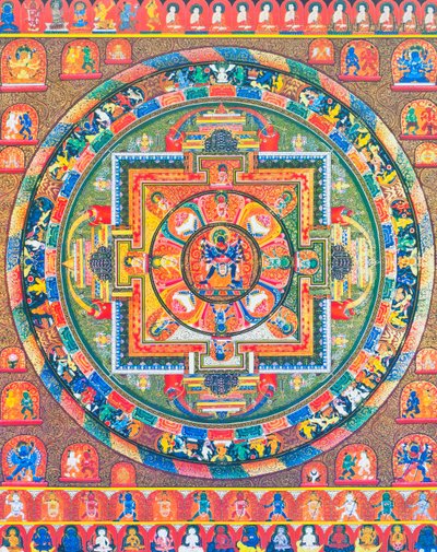 Chakrasambhara Mandala, retratando a principal divindade Sambhara abraçando sua consorte Vajrabarahi simbolizando a união de sabedoria e prática para alcançar a felicidade suprema (guache em tecido) 作： School Nepalese