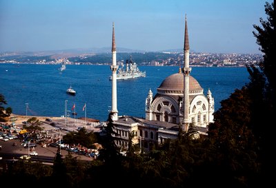 オスマン建築：ボスポラス海峡に浮かぶドルマバフチェ・モスクの眺め 作： School Ottoman