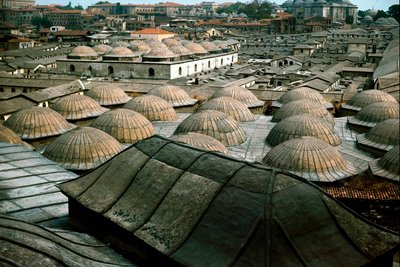 イスタンブールの全景とグレートバザールのドーム群 作： School Ottoman