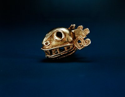 12世紀頃のチリキ様式の鐘の側面図（金色 作： School Panamanian