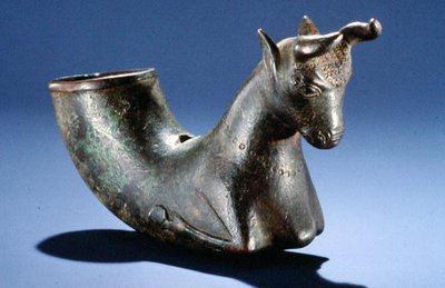 折りたたまれた脚を持つ牡牛、紀元前550～330年頃（ブロンズ 作： School Persian