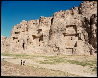 ネクロポリスとアケメネス朝の王の4つの墓の眺め 作： School Persian