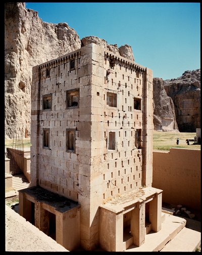 ネクロポリスとアケメネス朝の王たちの墓、ゾロアスターのキューブの眺め（カバ・イ・ザルトシュト 作： School Persian
