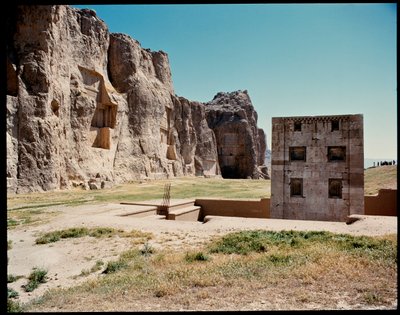 ネクロポリスとアケメネス朝の王たちの墓、ゾロアスターのキューブの眺め（カバ・イ・ザルトシュト 作： School Persian