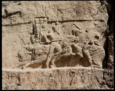 ネクロポリスとアケメネス朝の王たちの墓の眺め、戦闘シーンのレリーフ 作： School Persian