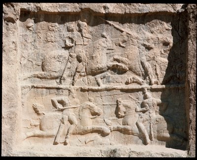 ネクロポリスとアケメネス朝の王たちの墓の眺め、戦闘シーンのレリーフ 作： School Persian