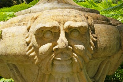 ポルトガルのシントラにある神々のテラスにある彫刻された石の骨壺 1914年頃（写真 作： School Portuguese