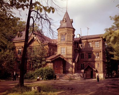 ロシアの建築：19世紀のダーチャ（ロシアのカントリーハウス）の風景。 作： School Russian