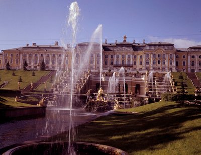 ロシア・サンクトペテルブルク近郊、ピョートル大帝の時代に実現したペテルホフ城の大滝の眺め 作： School Russian