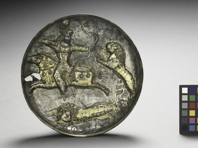 料理：ホルミズド2世またはホルミズド3世ハンティングライオン、400-600（銀の金箔） 作： School Sasanian