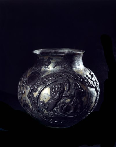 ペルシャ美術：銀製の花瓶。サーサーン朝初期のもの。スイス、ベールの保護区 作： School Sasanian