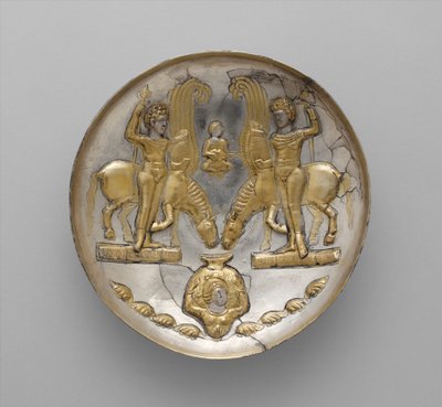 青年と翼のある馬の皿 紀元前5～6世紀頃 銀、水銀鍍金 作： School Sasanian