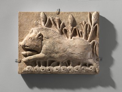 充電イノシシの壁パネル、西暦6世紀頃（スタッコ） 作： School Sasanian