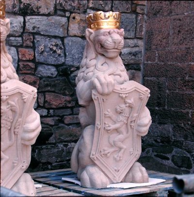 大広間の屋根にあった紋章入りの獅子(石) 作： School Scottish