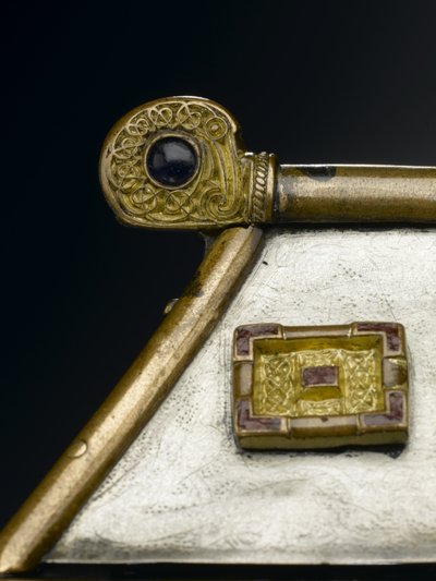 モニムスクの聖遺物箱 紀元後8世紀頃 ブロンズ、銀、木、銅合金、ガラス、エナメル 作： Scottish School