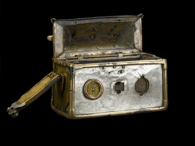 モニムスクの聖遺物箱 紀元後8世紀頃 ブロンズ、銀、木、銅合金、ガラス、エナメル 作： Scottish School