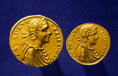 ドイツ皇帝ホーエンシュタウフェン（1194～1250年）のフレデリック2世の肖像が描かれたシチリアの金貨。1231年 個人蔵 作： School Sicilian