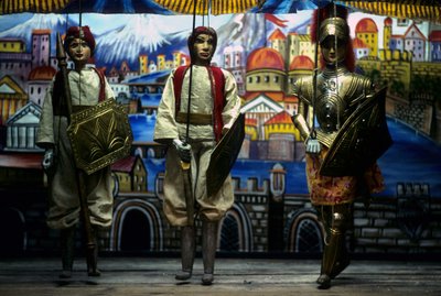 イタリア、シチリア島、パレルモのパピ。これらのシチリアの人形は、ノルマン人の侵略の物語をシチリア人に伝えることを目的とした古い伝統に属しています。 作： School Sicilian