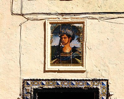 ムーア王の家」の外にある男性の肖像が描かれた陶器のタイル（写真） 作： School Spanish