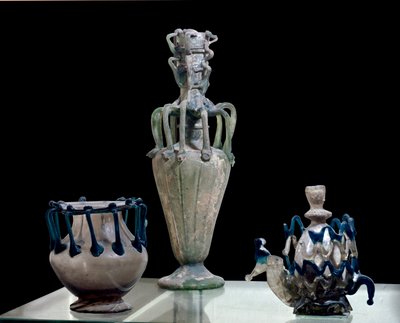 東洋美術：シリアで作られたガラスの花瓶。約300 パリ、ルーヴル美術館 作： School Syrian