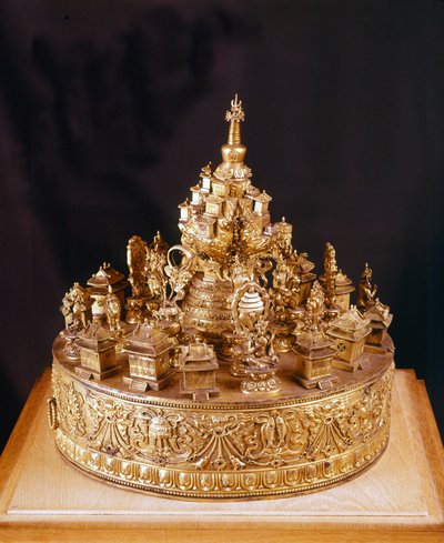 チベットの曼荼羅：スカルプス・ゴールド・ブロンズの珍しい作品。曼荼羅は神々の宇宙を描いたもので、その中心には最高神インドラの宮殿がそびえるメルー山があり、その周りを四大陸が取り囲んでいる - パリ、ギメ美術館 作： School Tibetan