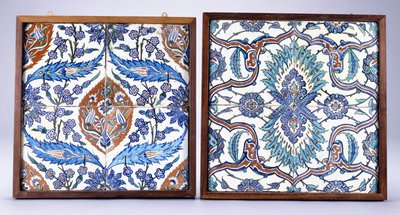 1570年頃に作られた梅の花とチューリップのイズニクタイルと、赤と青のスプリットパルメットを備えた17世紀のイズニクタイル、1570年頃。 17世紀（セラミック） 作： School Turkish