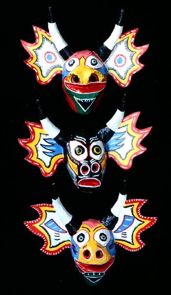 カーニバルの仮面、ベネズエラ（塗装された木） 作： School Venezuelan