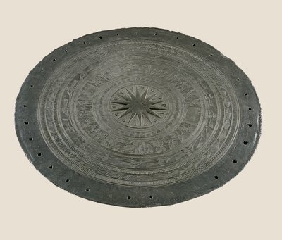 ドンソン太鼓上部の詳細 前2～前1世紀 青銅製 作： School Vietnamese