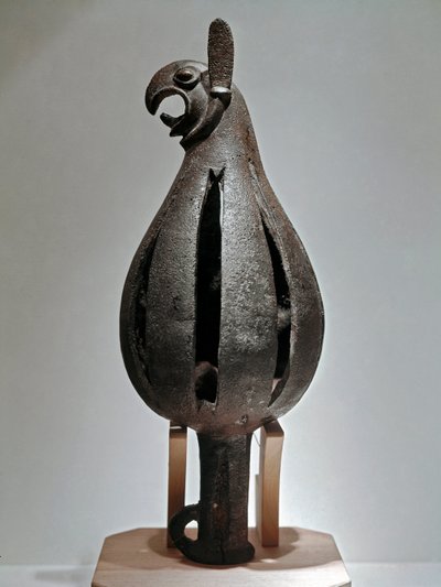 アート・スキタイ（スキタイ文明またはスキタイ）：鷲の頭を持つグリフォン型の装飾品。紀元前7世紀後半の青銅器。サンクトペテルブルク、エルミタージュ美術館 作： Scythian