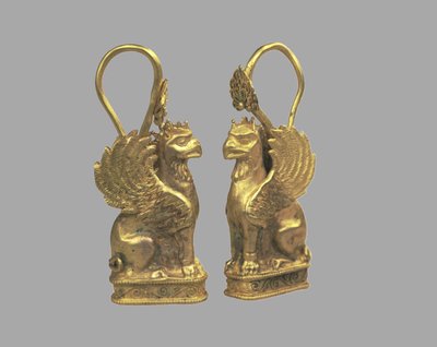 グリフィンの形のイヤリング、5世紀。紀元前 作： Scythian