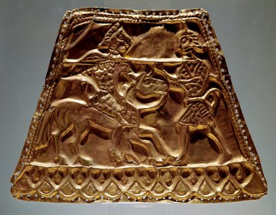 騎手が槍を持った戦士を攻撃している様子を描いたゴールデンシート（スキタイ美術、前5～3世紀 作： Scythian