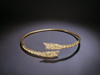 ライオンが両端でイノシシを攻撃するトルク（金） 作： Scythian