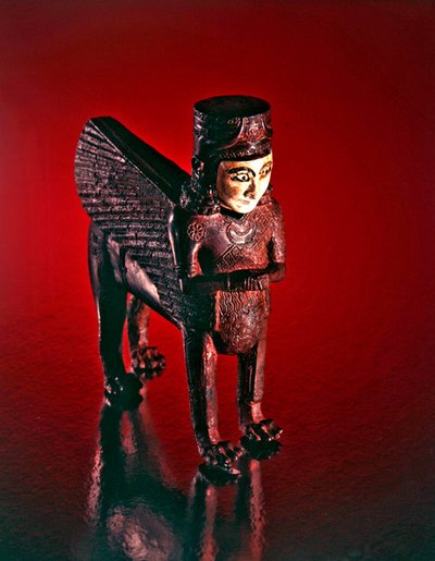 女性の胴体を持つ翼のあるライオン、玉座からの姿（ブロンズ、石象嵌 作： Scythian