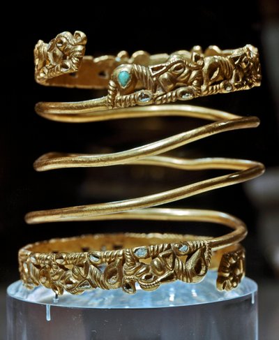 アート・スキタイ（スキタイ人またはスキタイ文明）：サルマテ族の金とターコイズのブレスレット、紀元前2世紀～紀元後3世紀。サンクトペテルブルク、エルミタージュ美術館 作： Scythian Scythian