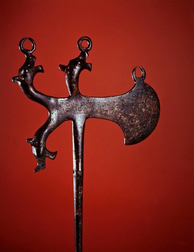 動物の頭をあしらった斧型のピン（ブロンズ 作： Scythian Scythian