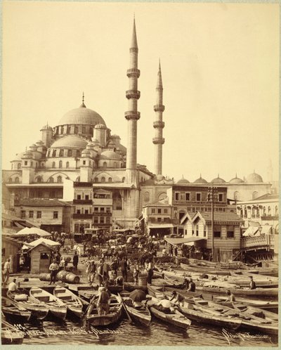 ボスポラス海峡の海岸にあるサンタ ソフィア モスクと漁船、イスタンブール、1890 年頃（白黒写真） 作： Sebah and Joaillier