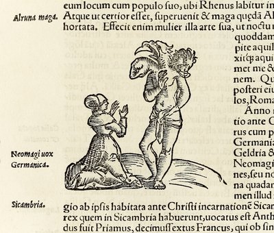 魔女が3つの頭を持つ悪魔を召喚している様子（1550年版セバスチャン・ミュンスター著「コスモグラフィア」より）（木版画 作： Sebastian Munster