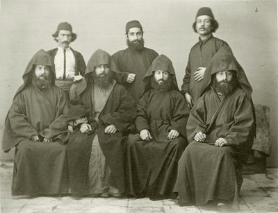 1867年エルサレムのメディテレニアンホテルの中庭にいる4人のアルメニアの司祭と3人の他のグループ 作： Sergeant Henry Phillips