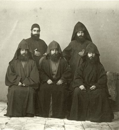 1867年エルサレムのメディテレニアンホテルの中庭にいる5人のアルメニアの司祭のグループ 作： Sergeant Henry Phillips