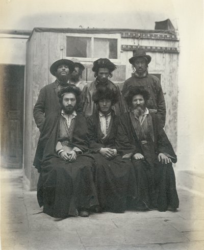 1867年エルサレムのメディテレニアンホテルの中庭にいる7人のポーランド系ユダヤ人のグループ 作： Sergeant Henry Phillips