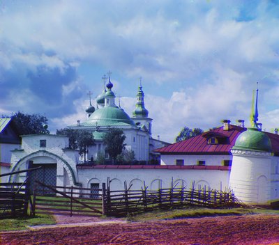 道路から見たゴリツキー修道院の主な大聖堂、1905-1915 作： Sergey Prokudin Gorsky